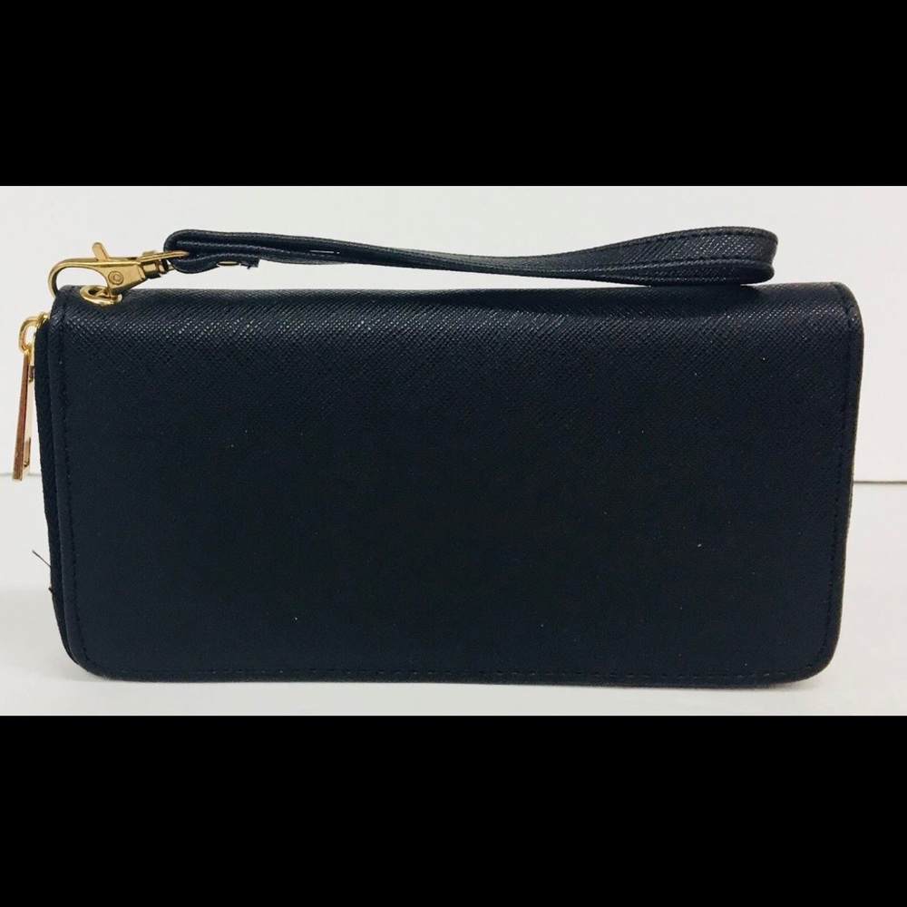 Wristlet wallets